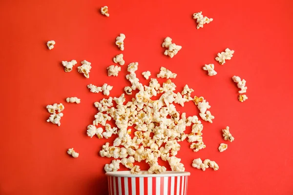 Leckeres Popcorn Auf Rotem Hintergrund Flache Lage — Stockfoto