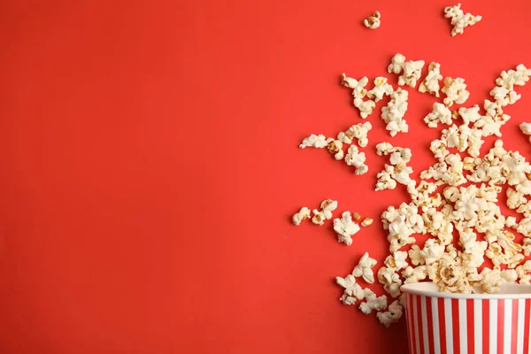 Leckeres Popcorn Auf Rotem Hintergrund Flach Liegend Raum Für Text — Stockfoto