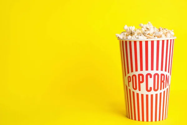 Leckeres Popcorn Auf Gelbem Hintergrund Platz Für Text — Stockfoto