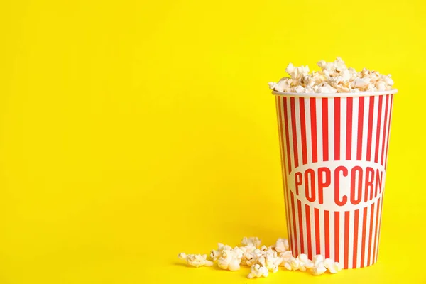 Lekkere Popcorn Gele Achtergrond Ruimte Voor Tekst — Stockfoto