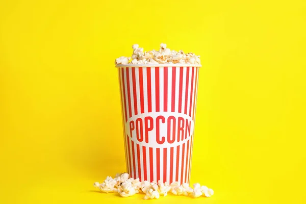 Leckeres Frisches Popcorn Auf Gelbem Hintergrund — Stockfoto