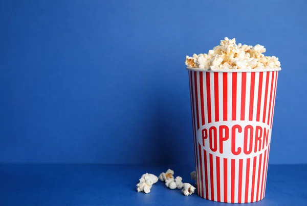 Leckeres Frisches Popcorn Auf Blauem Hintergrund Platz Für Text — Stockfoto
