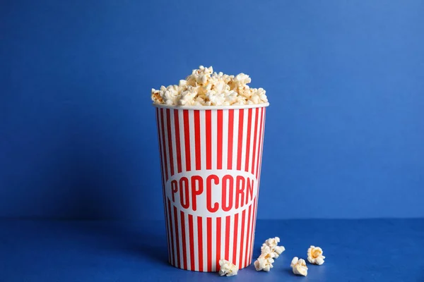 Leckeres Frisches Popcorn Auf Blauem Hintergrund — Stockfoto