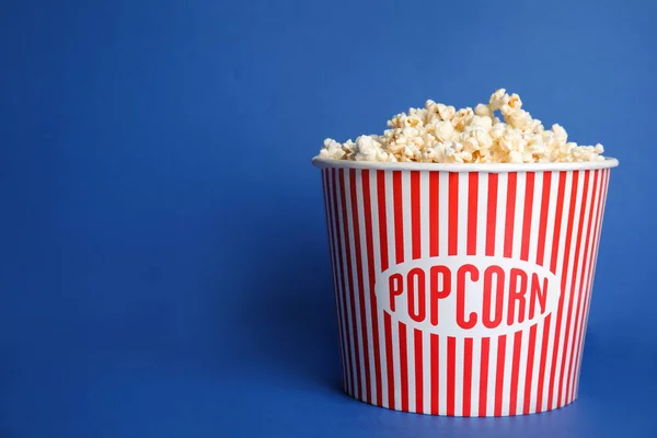 Leckeres Frisches Popcorn Auf Blauem Hintergrund Platz Für Text — Stockfoto