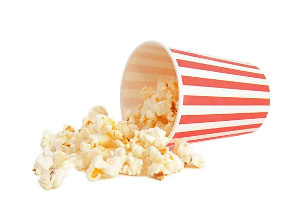 Emmer lekkere popcorn geïsoleerd op wit — Stockfoto