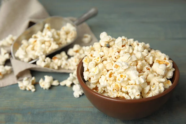 Tasty Pop Corn Blue Wooden Table Closeup — Stock Photo, Image