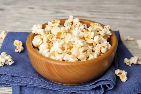 Leckeres Popcorn Auf Weißem Holztisch Nahaufnahme — Stockfoto