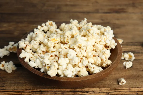 Leckeres Frisches Popcorn Auf Holztisch — Stockfoto