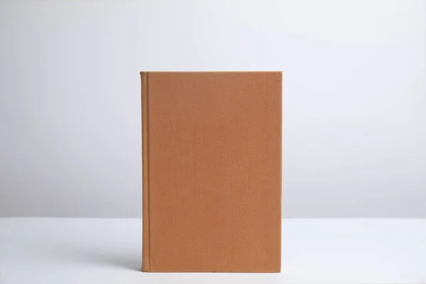 Libro Tapa Dura Sobre Fondo Blanco Espacio Para Diseño — Foto de Stock