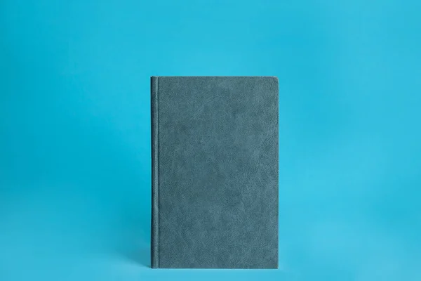 Keménykötésű könyv kék háttérrel. Tervezési hely — Stock Fotó