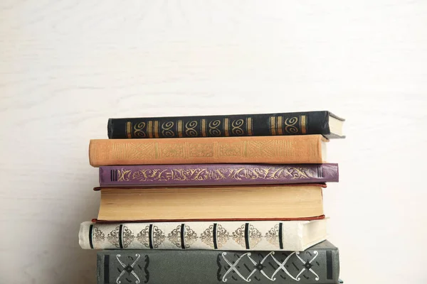 Coleção de diferentes livros sobre fundo de madeira branca — Fotografia de Stock