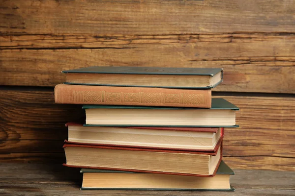 Colección Diferentes Libros Sobre Mesa Sobre Fondo Madera —  Fotos de Stock