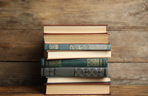 Gyűjteménye különböző könyvek az asztalon fából készült háttér — Stock Fotó