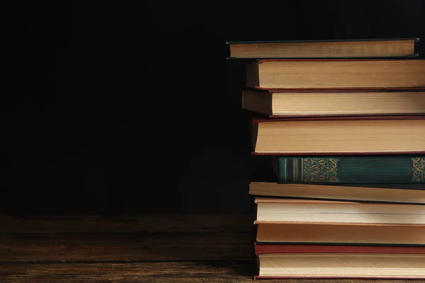 Collectie Van Verschillende Boeken Houten Tafel Tegen Donkere Achtergrond Ruimte — Stockfoto