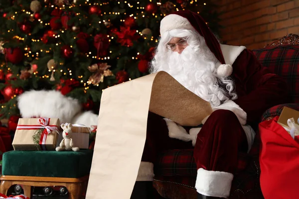 Liste Souhaits Lecture Père Noël Dans Fauteuil Près Arbre Noël — Photo