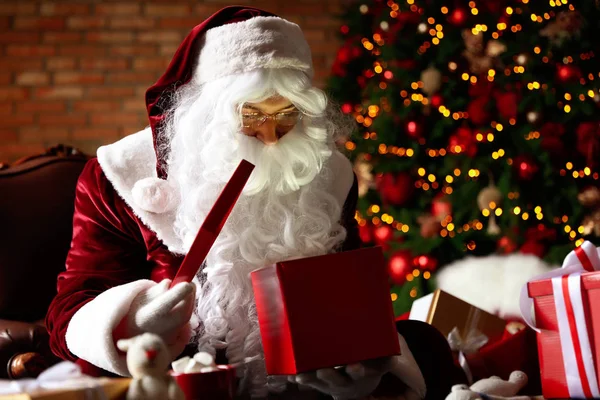 Санта Клаус Подарками Возле Елки — стоковое фото