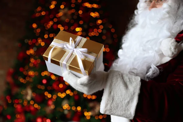 Άγιος Βασίλης Κρατώντας Χριστουγεννιάτικο Δώρο Κατά Θολή Εορταστικά Φώτα Closeup — Φωτογραφία Αρχείου