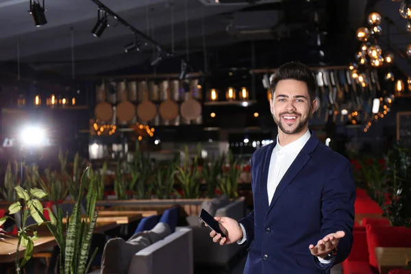 Jungunternehmer mit Telefon in seinem Café. Raum für Text — Stockfoto