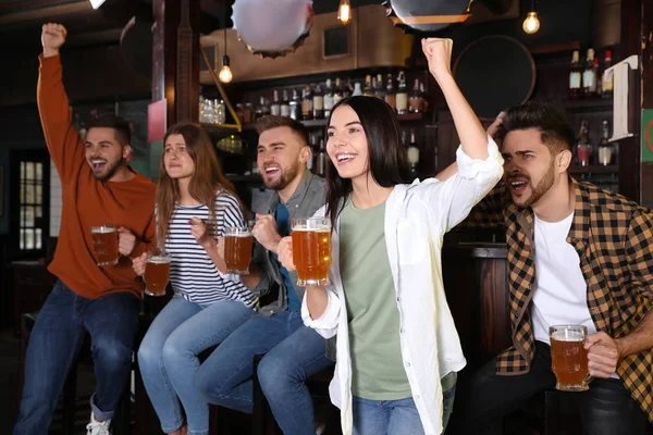 Grupo de amigos viendo fútbol en bar deportivo —  Fotos de Stock