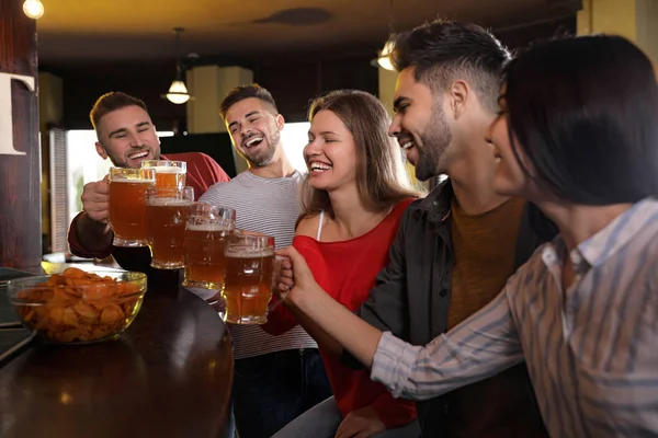 Grupo de amigos comemorando a vitória do time de futebol favorito i — Fotografia de Stock