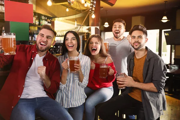 Groep vrienden die voetbal kijken in de sportbar — Stockfoto