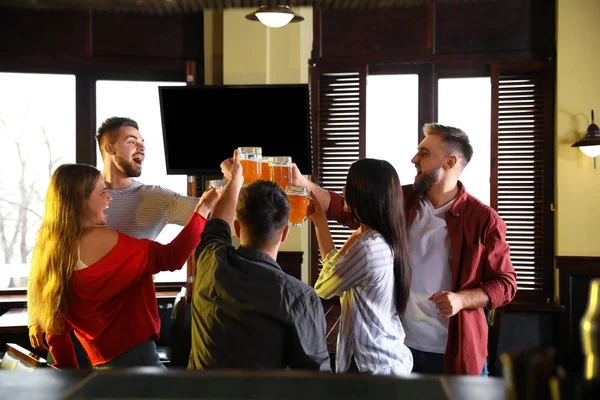 Gruppo di amici che celebrano la vittoria della squadra di calcio preferita i — Foto Stock