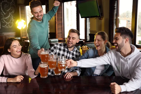 Group of friends celebrating victory of favorite football team i — Stock Photo, Image