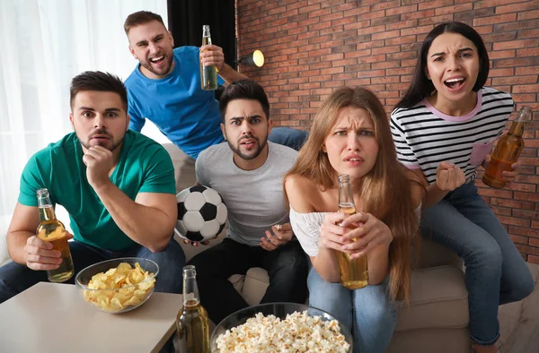 Grupo de amigos assistindo futebol em casa — Fotografia de Stock