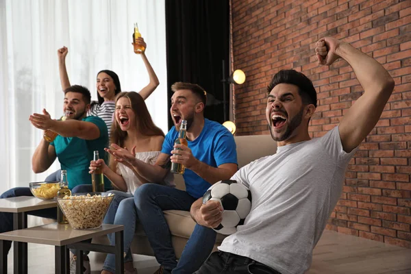 Grupo de amigos assistindo futebol em casa — Fotografia de Stock