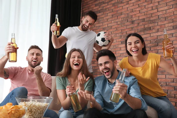 Grupo de amigos assistindo futebol em casa — Fotografia de Stock