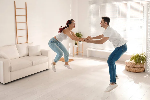 Όμορφο νεαρό ζευγάρι χορεύει στο σαλόνι — Φωτογραφία Αρχείου