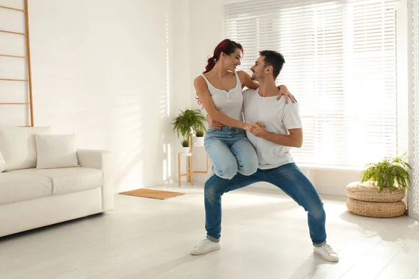 Hermosa pareja joven bailando en el salón — Foto de Stock