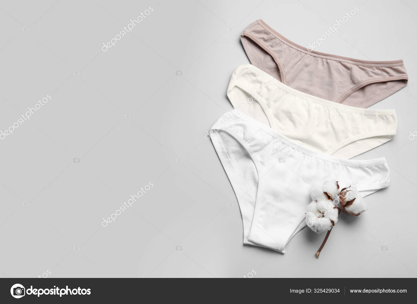 Ropa Interior Mujer Flores Algodon Sobre Fondo Blanco Plano Foto de stock 325429034 NewAfrica