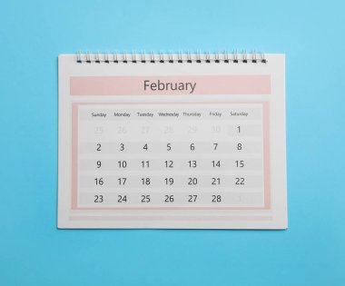 Açık mavi arkaplanda Şubat takvimi, üst görünüm
