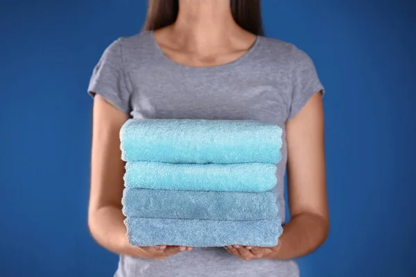 Woman Holding Fresh Towels Blue Background Closeup — Stock Photo, Image