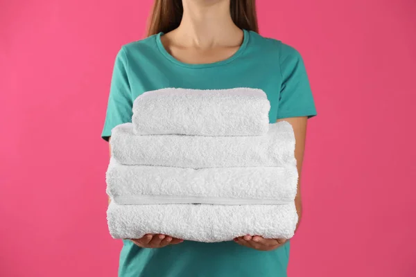 Woman Holding Fresh Towels Pink Background Closeup — Stock Photo, Image