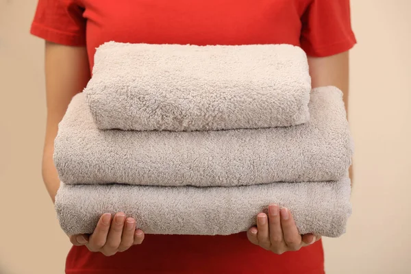 Kobieta Trzyma Świeże Ręczniki Tle Koloru Zbliżenie — Zdjęcie stockowe