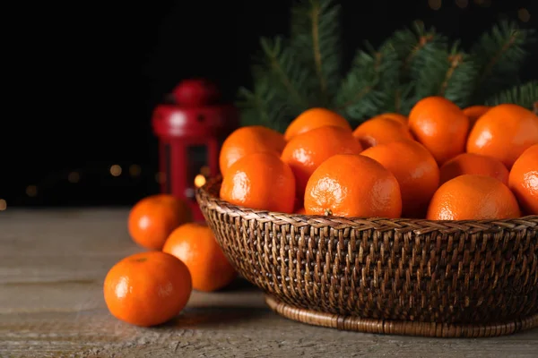 Reife Mandarinen Auf Holztisch Vor Dunklem Hintergrund Weihnachtsfeier — Stockfoto