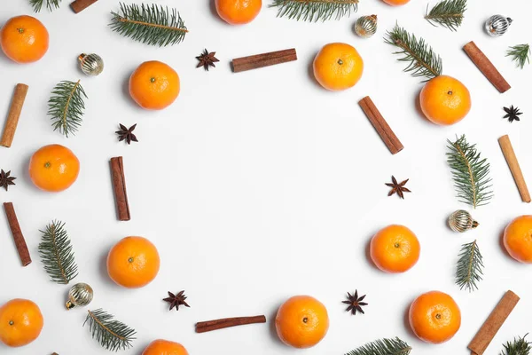 Plochá Kompozice Zralými Mandarinkami Jedlovými Větvemi Skořicí Vánočním Dekorem Bílém — Stock fotografie