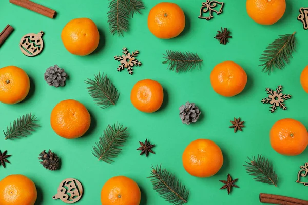 Plochá Kompozice Zralými Mandarinkami Jedlovými Větvemi Vánočním Dekorem Zeleném Pozadí — Stock fotografie