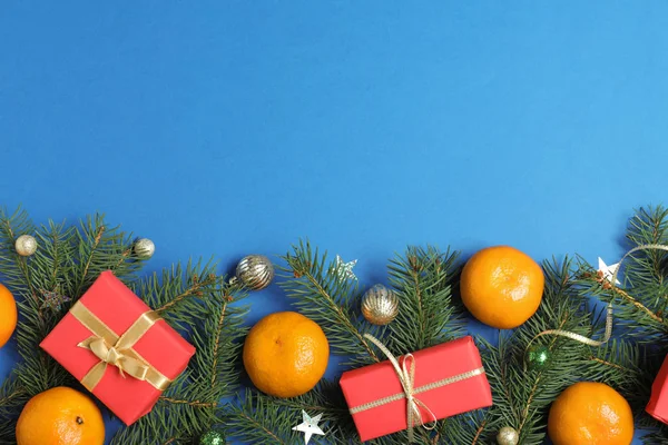 Plochá Kompozice Zralými Mandarinkami Jedlovými Větvemi Vánočním Dekorem Modrém Pozadí — Stock fotografie