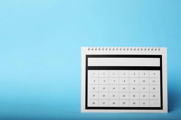 Papperskalender på ljusblå bakgrund, utrymme för text. Plannin — Stockfoto