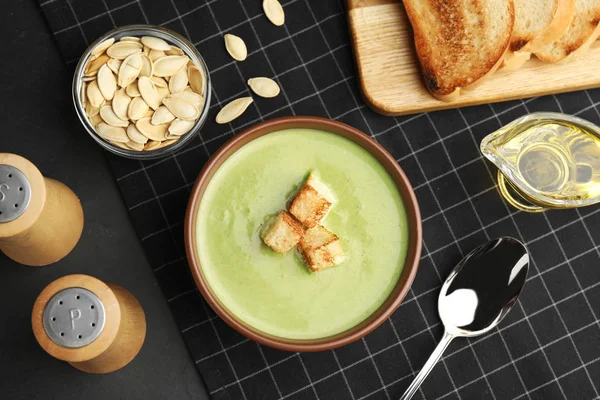 Délicieuse Soupe Crème Brocoli Aux Croûtons Servie Sur Table Noire — Photo