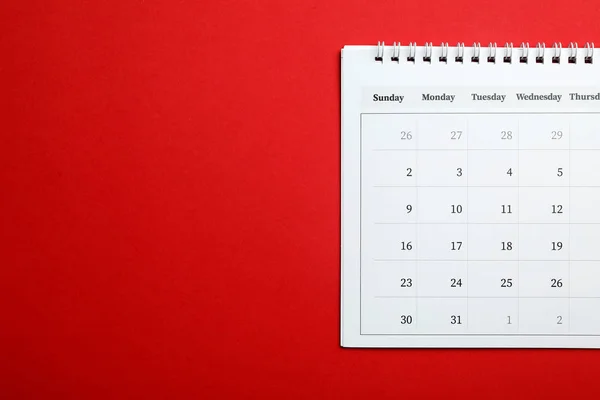 Calendario Papel Sobre Fondo Rojo Vista Superior Espacio Para Texto —  Fotos de Stock