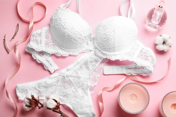 Composición Laica Plana Con Ropa Interior Femenina Sobre Fondo Rosa — Foto de Stock