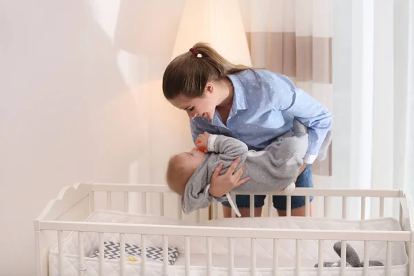 Niñera Adolescente Poniendo Lindo Bebé Cuna Casa Dormir Durante Día —  Fotos de Stock