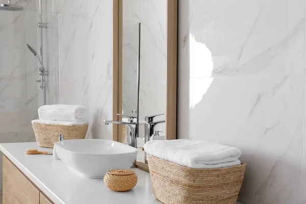 Großer Spiegel Und Gefäßwaschbecken Badezimmer — Stockfoto