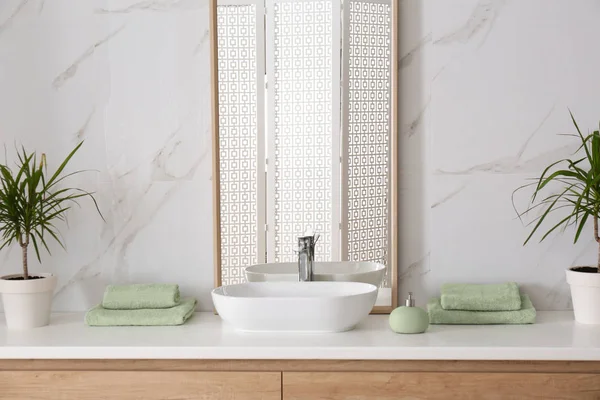 Large Mirror Vessel Sink Bathroom — Stock Photo, Image