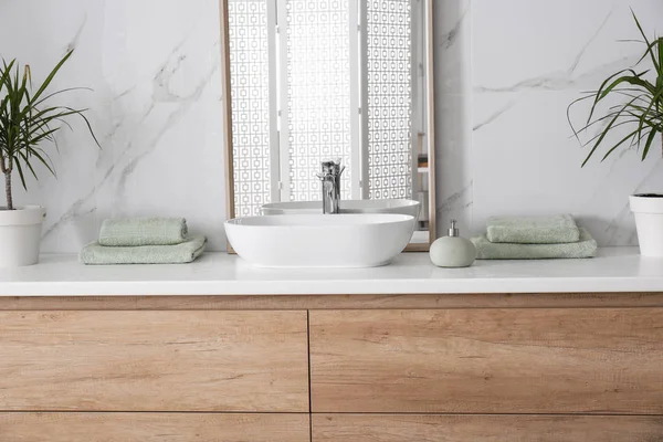 浴室的大镜子和容器水池 — 图库照片
