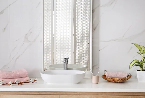 Moderner Spiegel Und Waschbecken Stilvollen Badezimmer — Stockfoto